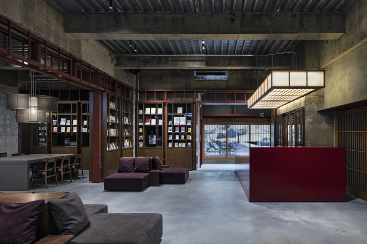 Matsumotohonbako Hotel / Suppose Design Office - Interior Photography, Living Room, Shelving, Beam