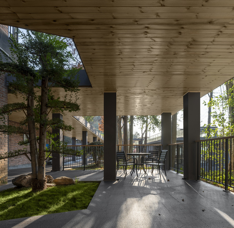 Situ Phoenix Island Hotel Renovation / ZhiXing Architects + Yongxinherui Engineering Consulting - Exterior Photography, Facade, Chair, Beam