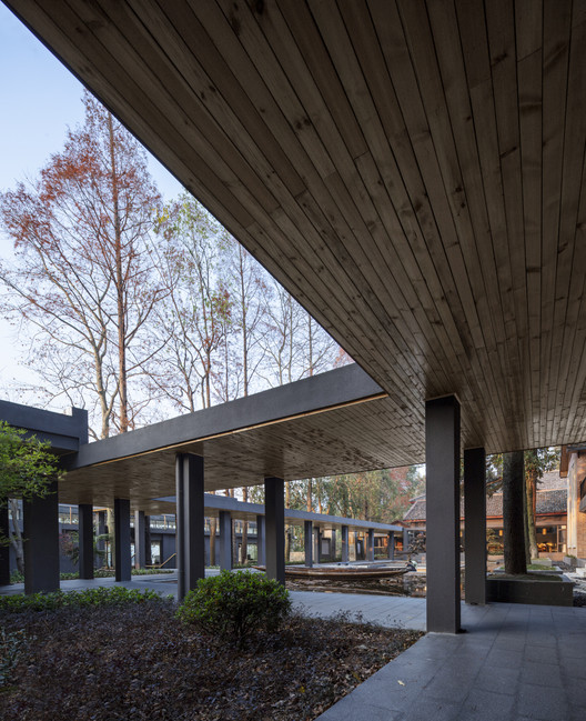 Situ Phoenix Island Hotel Renovation / ZhiXing Architects + Yongxinherui Engineering Consulting - Exterior Photography, Facade, Beam, Column