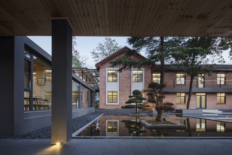 Situ Phoenix Island Hotel Renovation / ZhiXing Architects + Yongxinherui Engineering Consulting - Interior Photography, Windows, Facade, Beam, Courtyard